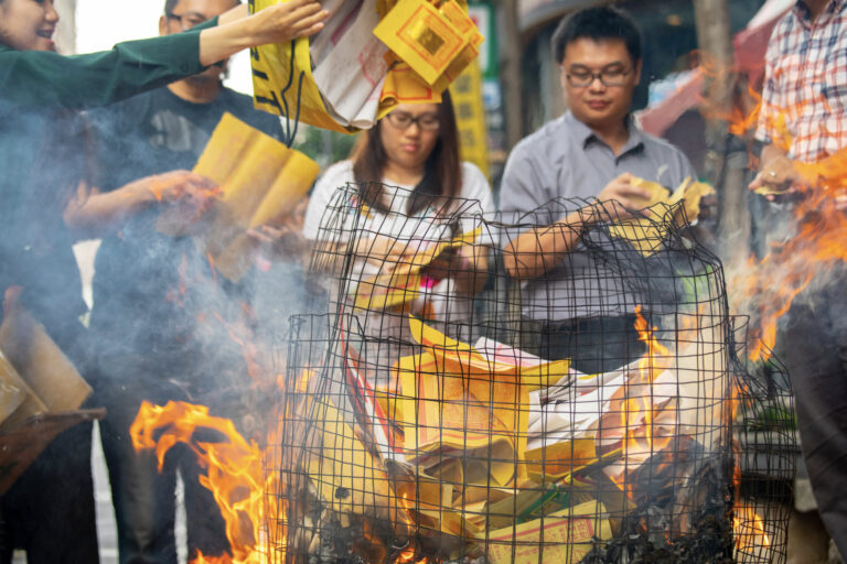 Pray for Good Luck During the Hungry Ghost Festival